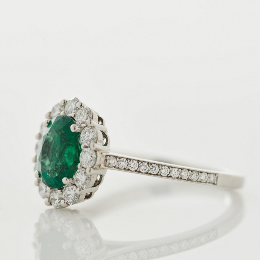 OVAL GREEN EMERALD RING